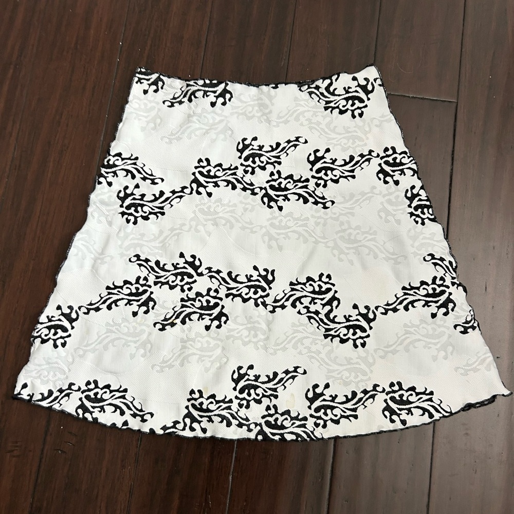HAYSTACKS WHITE FLORAL JACQUARD KNIT  Black and White Patterned Skirt XL